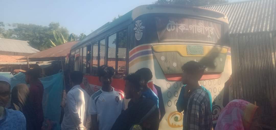 কাপাসিয়ায় বাস নিয়ন্ত্রণ হারিয়ে কৃষকের বাড়ীতে ঘুমন্ত নারীর মৃত্যু 