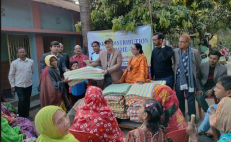 বাঘায় রোটারি ক্লাব অফ মেট্রোপলিটনরে শীত বস্ত্র বিতরণ 