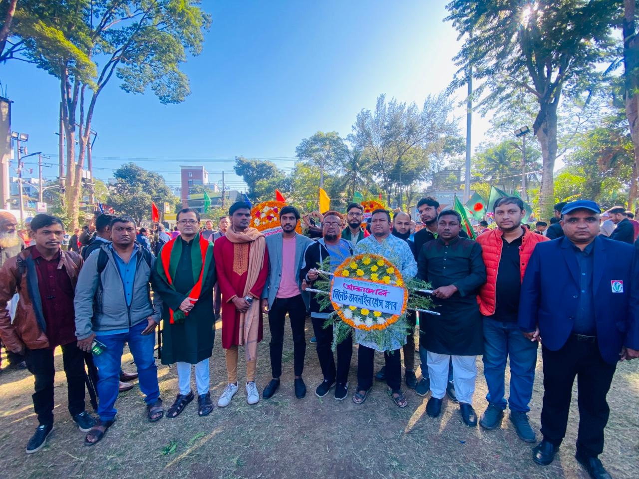 মহান বিজয় দিবসে কেন্দ্রীয় শহীদ মিনারে সিলেট অনলাইন প্রেসক্লাবের শ্রদ্ধা নিবেদন
