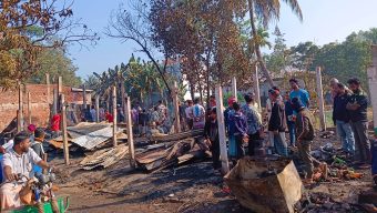 লোহাগাড়ায় অগ্নিকান্ডে ১৭ দোকান পুড়ে ছাই