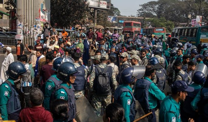 জুলাই গণঅভ্যুত্থানে আহত ও তাদের পরিবারের সদস্যরা শাহবাগ অবরোধ করে