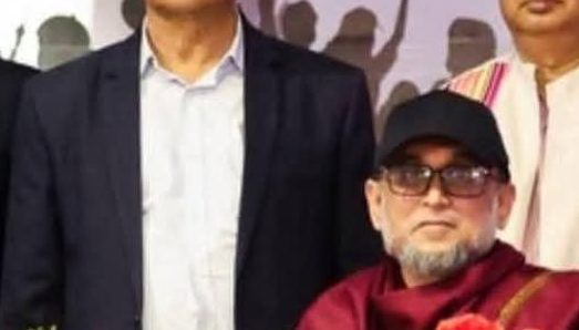 পুরস্কার তাঁকে কার পেছনে দাঁড় করিয়ে দিল