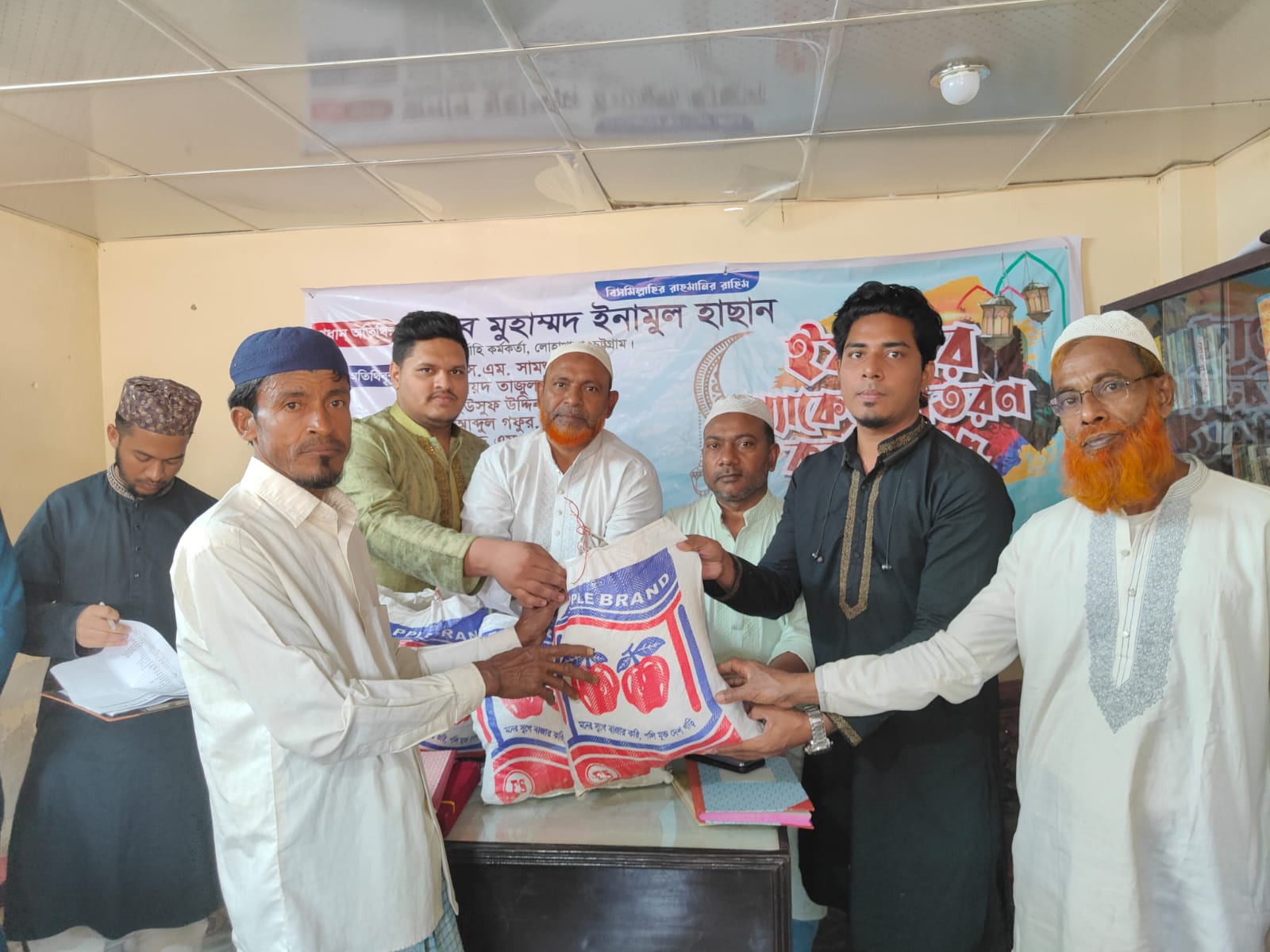 লোহাগাড়ায় সোশ্যাল সাপোর্টিং ইউনিটি ক্লাবের উদ্দ্যেগে ইফতার সামগ্রী বিতরণ