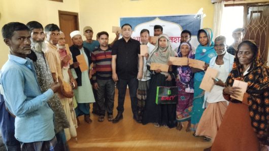 মৌলভীবাজারে  নগদ অর্থ বিতরণ করলেন আলমগীর হোসেন