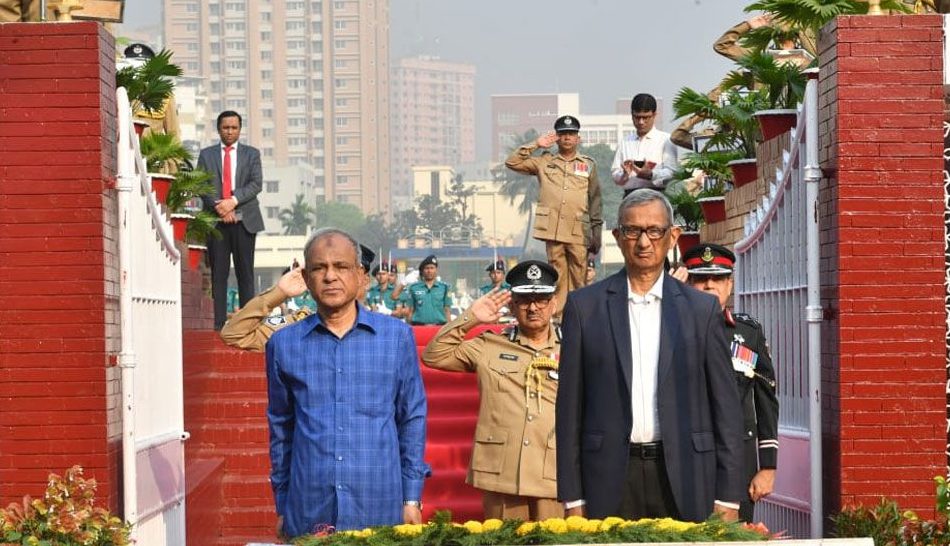 স্বরাষ্ট্র উপদেষ্টা, আইজিপি শ্রদ্ধা জানালেন পুলিশ স্মৃতিসৌধে