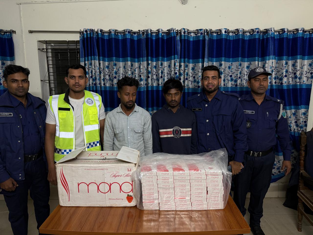 কমলগঞ্জে বিদেশি সিগারেটসহ আটক- ২