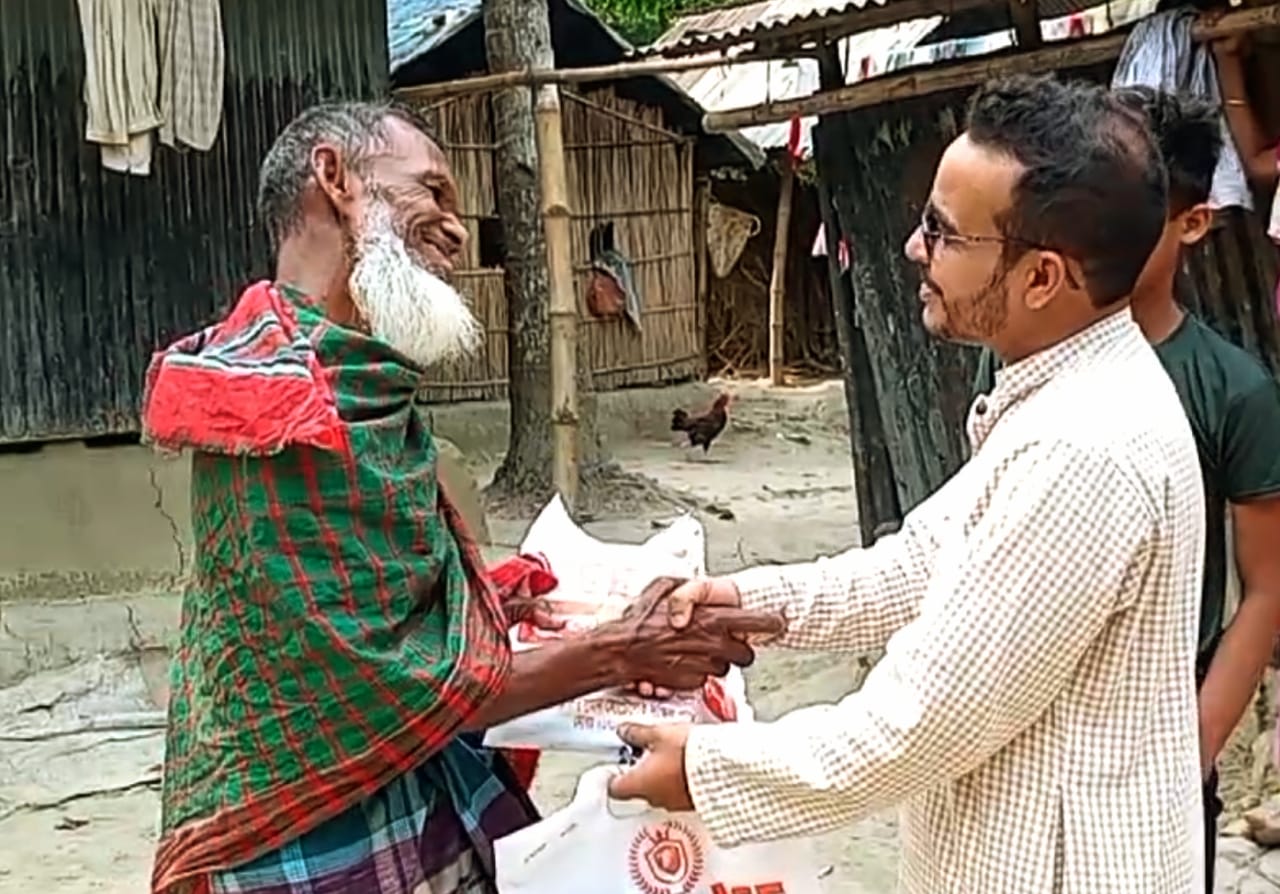 মাদারীপুরে অসচ্ছল শতাধিক মানুষের মাঝে ছাত্রদল নেতার ঈদ উপহার বিতরণ 