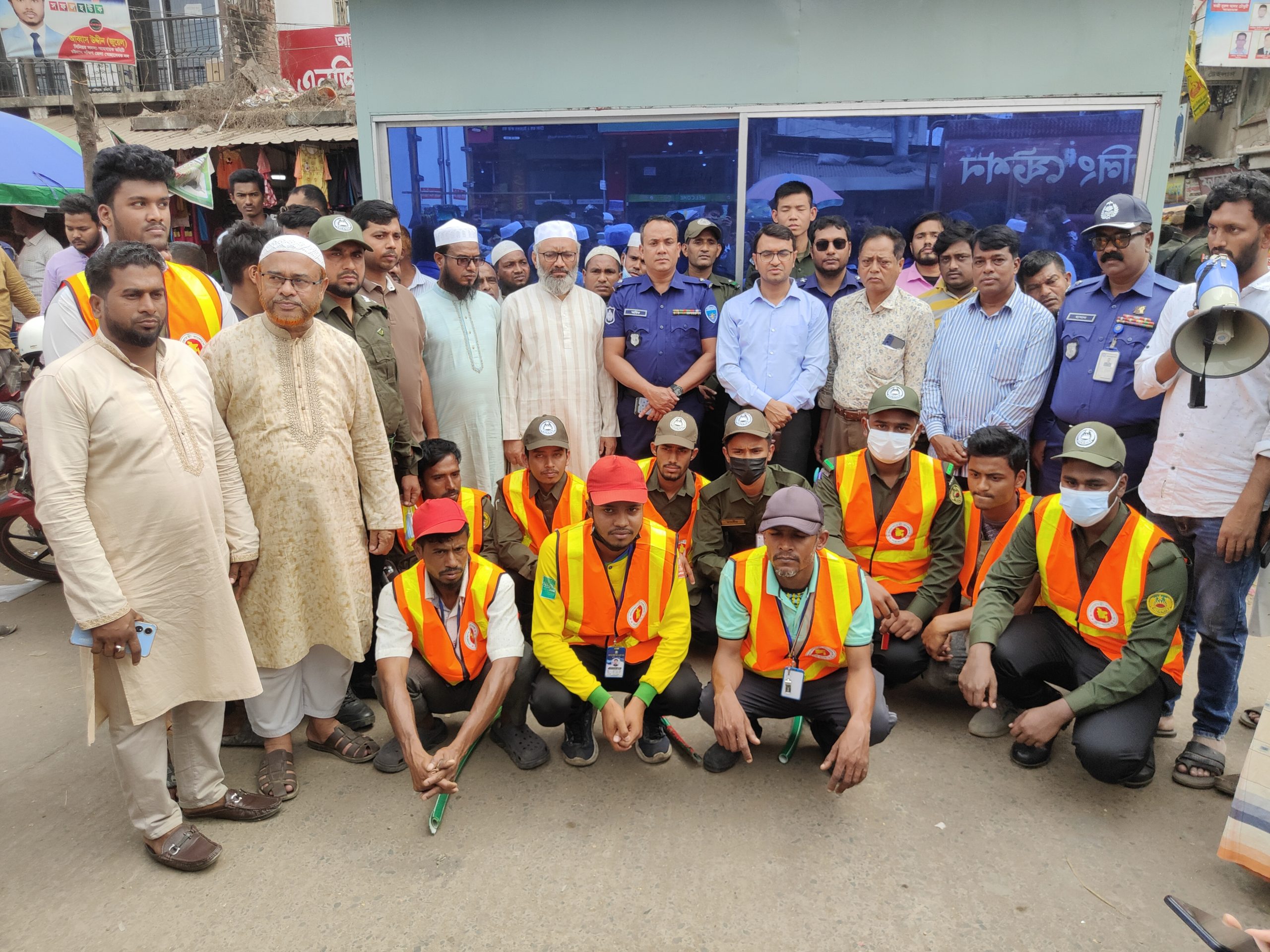রমজান উপলক্ষে লোহাগাড়ায় যানজট নিরসনে ১২ জন আনসার সদস্য নিয়োগ