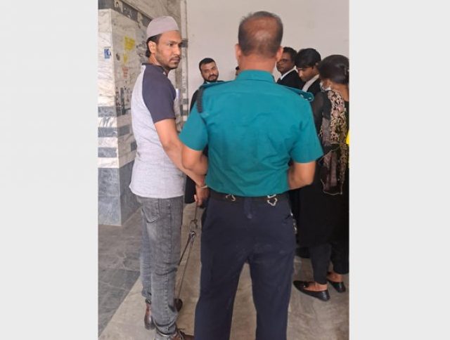 এবার সাবেক ছাত্রলীগ নেতার পায়ে ডান্ডাবেড়ি পরানো হলো