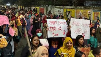 ধর্ষকদের শাস্তির দাবিতে রোকেয়া হলের শিক্ষার্থীদের মশাল মিছিল