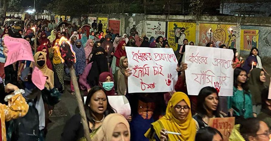 ধর্ষকদের শাস্তির দাবিতে রোকেয়া হলের শিক্ষার্থীদের মশাল মিছিল