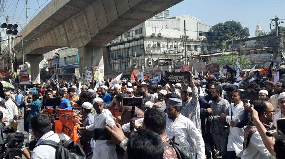 হিজবুত তাহরীর মিছিলে পুলিশের টিয়ার শেল ও সাউন্ড গ্রেনেড