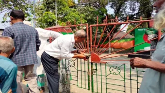 শহিদ মিনারের তালা ভেঙে পুষ্পস্তবক অর্পন- ক্ষুব্ধ মুক্তিযোদ্ধারা 