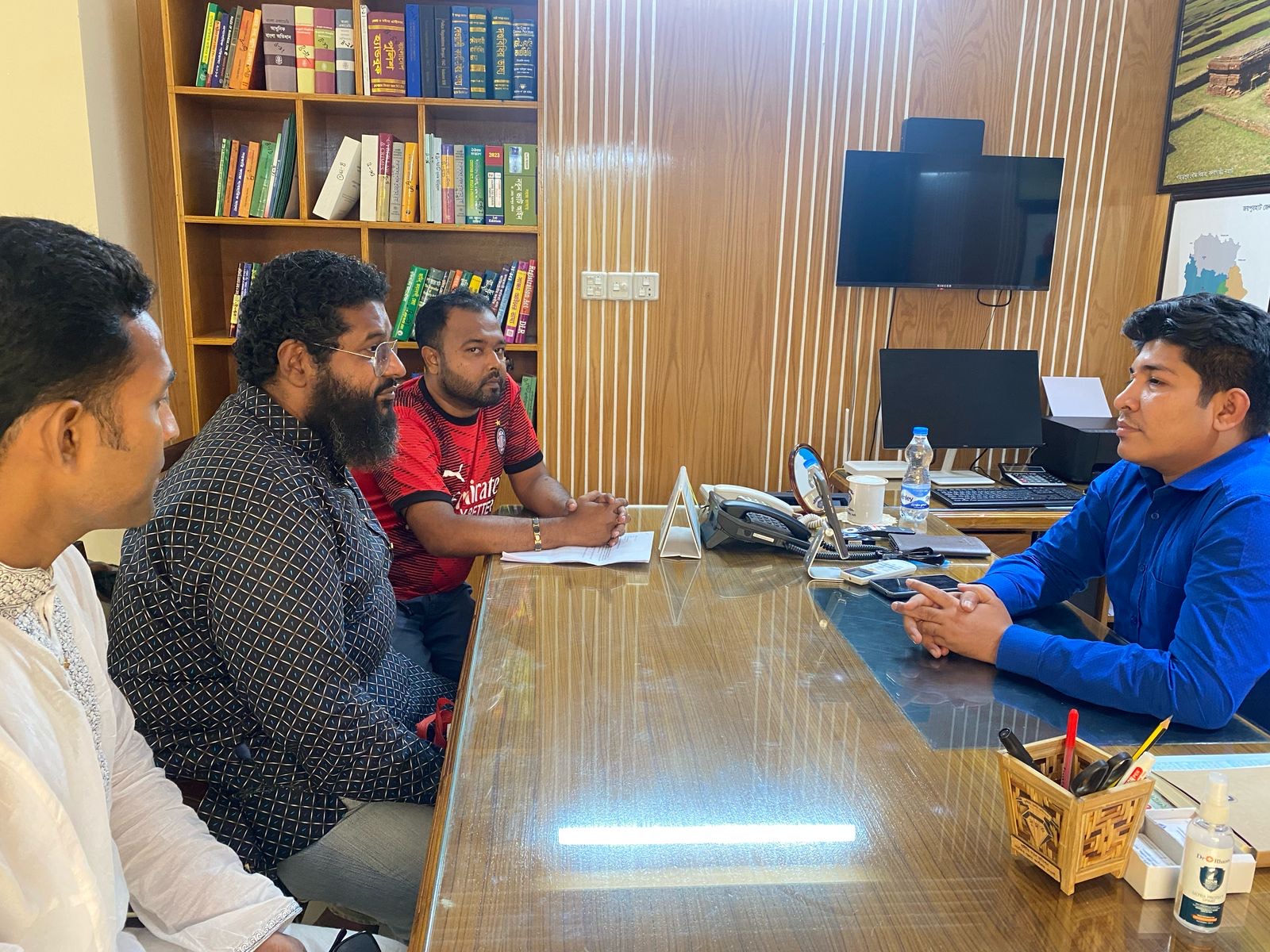 নওগাঁয় ভূমি অফিসের দুর্নীতির প্রতিকার চেয়ে দুদক ও জেলা প্রশাসক বরাবর অভিযোগ 