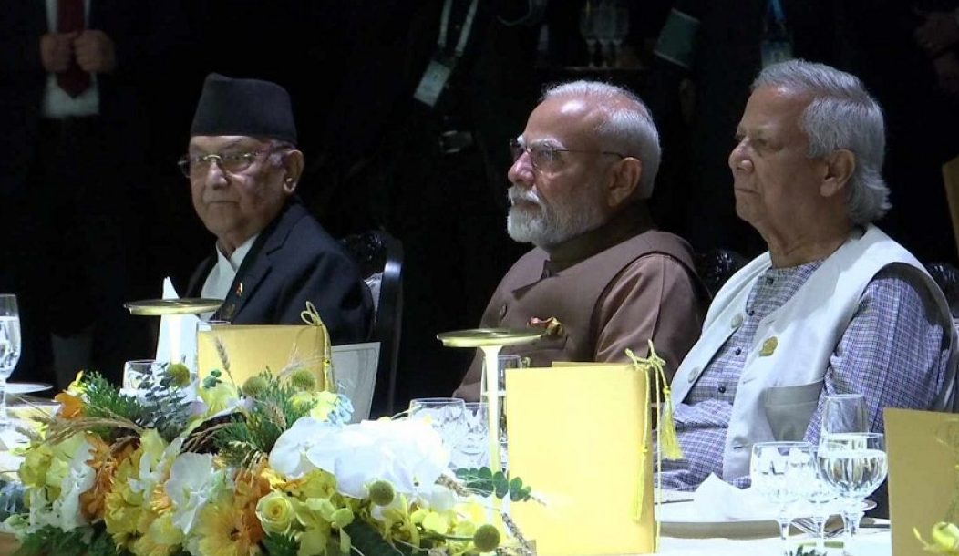 নৈশভোজে পাশাপাশি ইউনূস আর মোদি