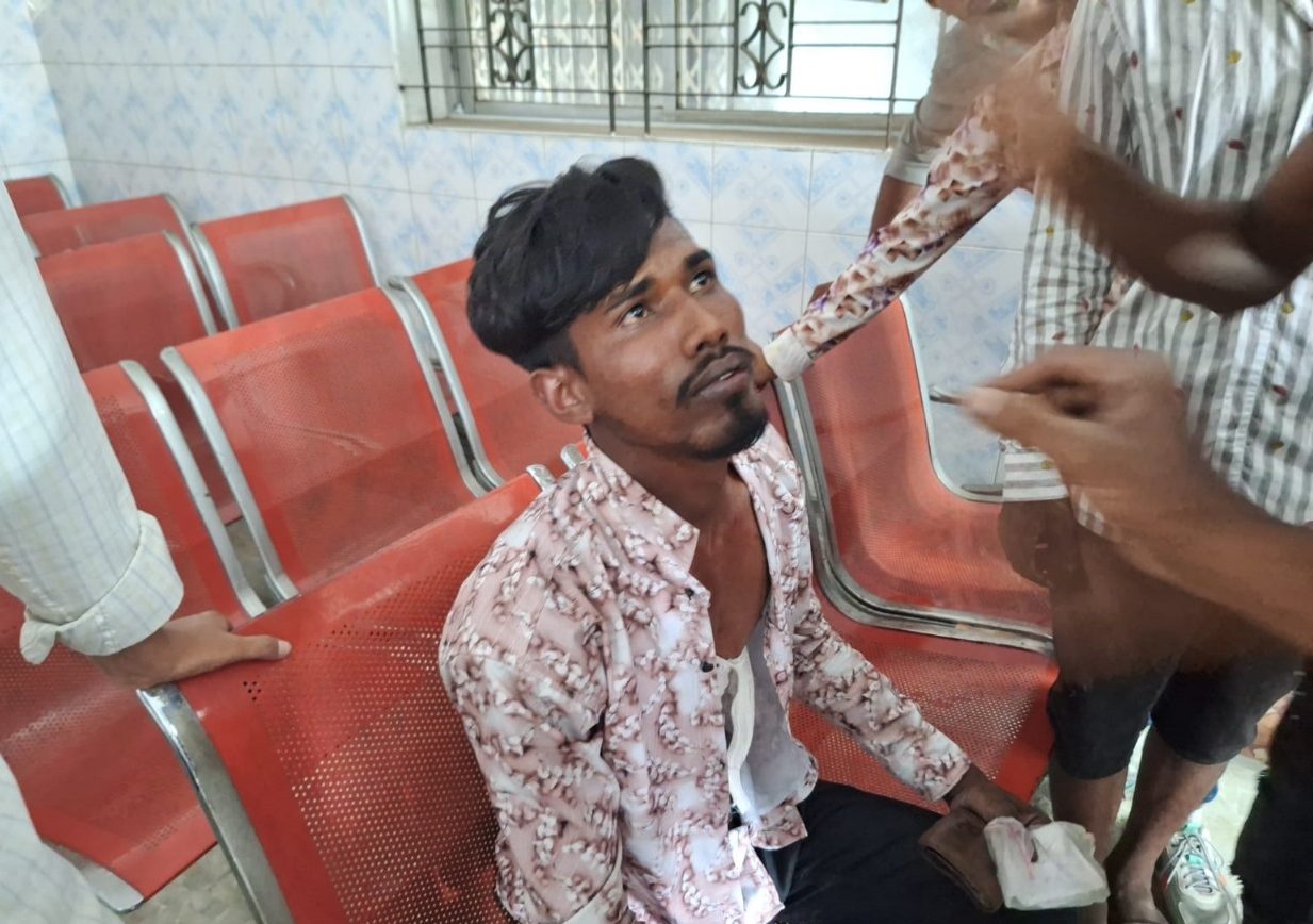 সাভারে আবারও দিন-দুপুরে দুই বাস যাত্রীদের মোবাইল ফোন স্বর্ণালংকার লুট