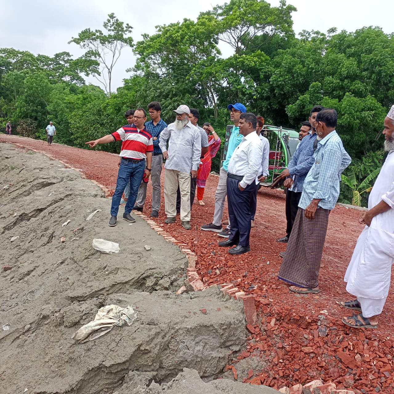 বরিশালে এলজিইডির উদাসীনতায় রাস্তা নিয়ে হামলা-মামলা: ঘটনাস্থলে পদস্থ কর্মকর্তারা