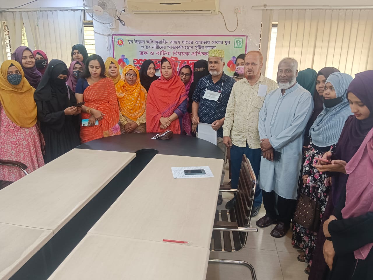 কাপাসিয়ায় যুব উন্নয়নের ব্লক ও বাটিক বিষয়ক প্রশিক্ষণের উদ্বোধন