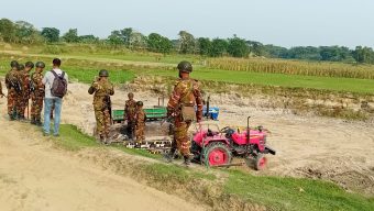 কাপাসিয়ায় সেনাবাহিনীর অভিযানে ৬টি ট্রলি জব্দ ও ২ জন আটক 