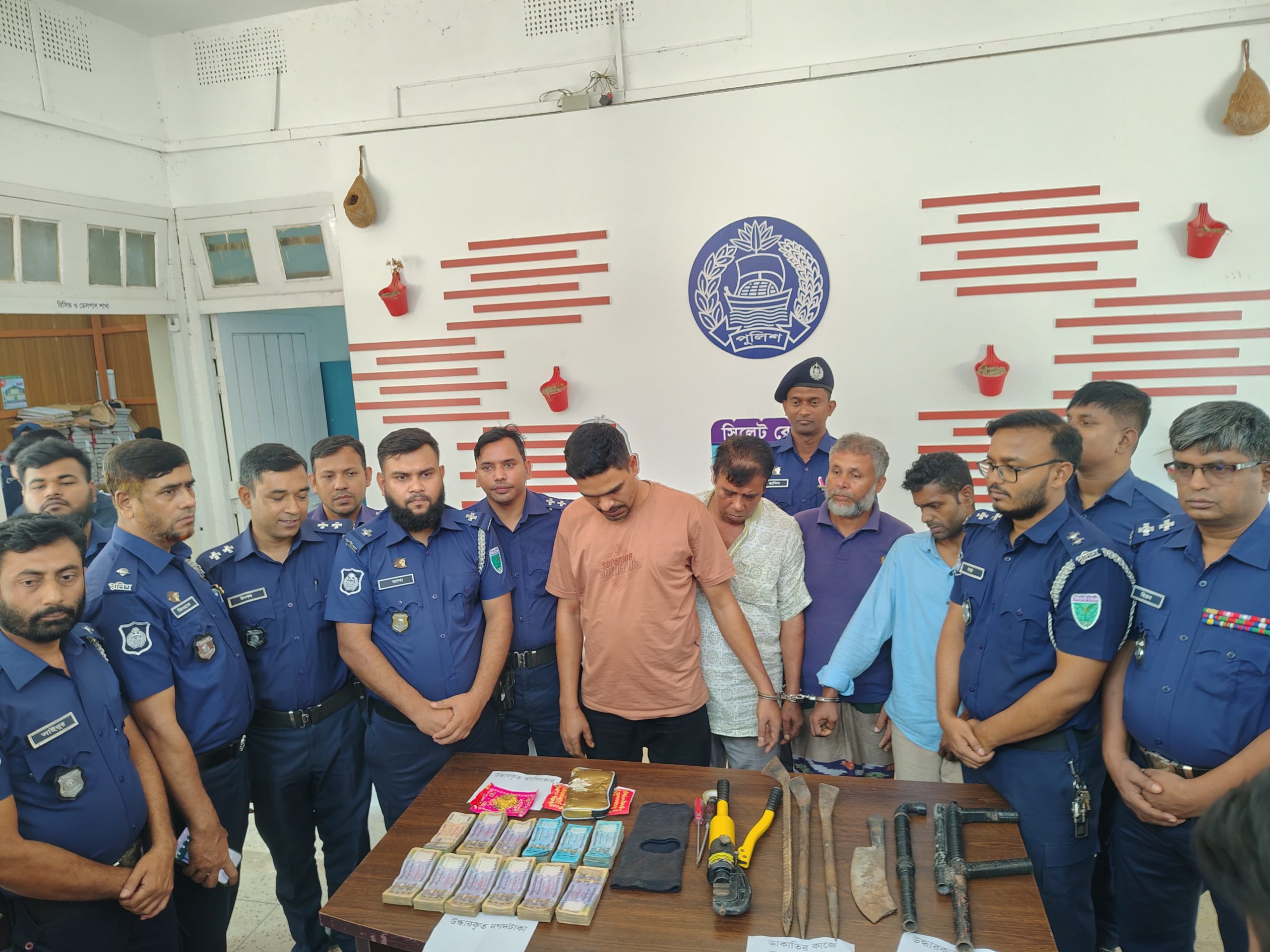 মৌলভীবাজারে অ-স্ত্র, গু-লি, লুণ্ঠিত টাকা ও স্বর্ণালংকার উদ্ধারসহ আন্তঃজেলা ডাকাত চক্রের ৭ সদস্য গ্রেপ্তার
