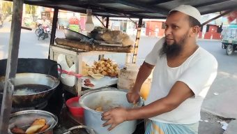 ইমামতি ছেড়ে পুরি সিংগারা পেয়াজুর,আলুর চপ বিক্রি ইমামের মাসে আয় অর্ধ লাখ টাকা