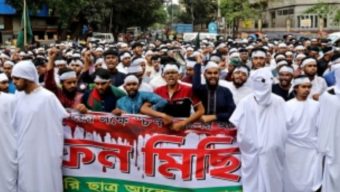 কাফনের কাপড় পরে পলিটেকনিক শিক্ষার্থীদের মিছিল