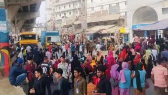 চট্টগ্রামে ৪০ শ্রমিক ছাঁটাইয়ের প্রতিবাদে সড়ক অবরোধ