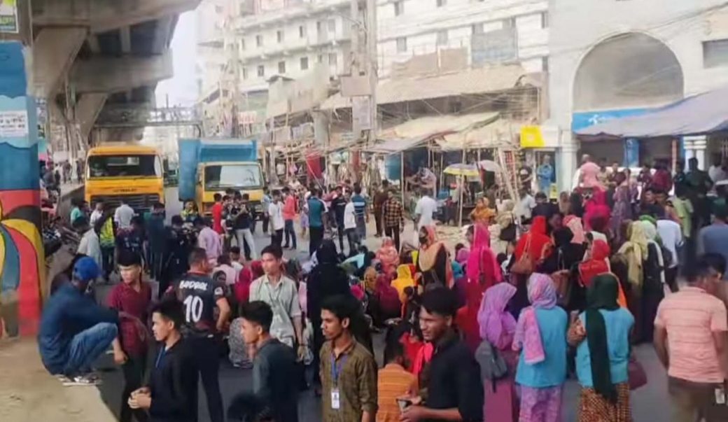 চট্টগ্রামে ৪০ শ্রমিক ছাঁটাইয়ের প্রতিবাদে সড়ক অবরোধ