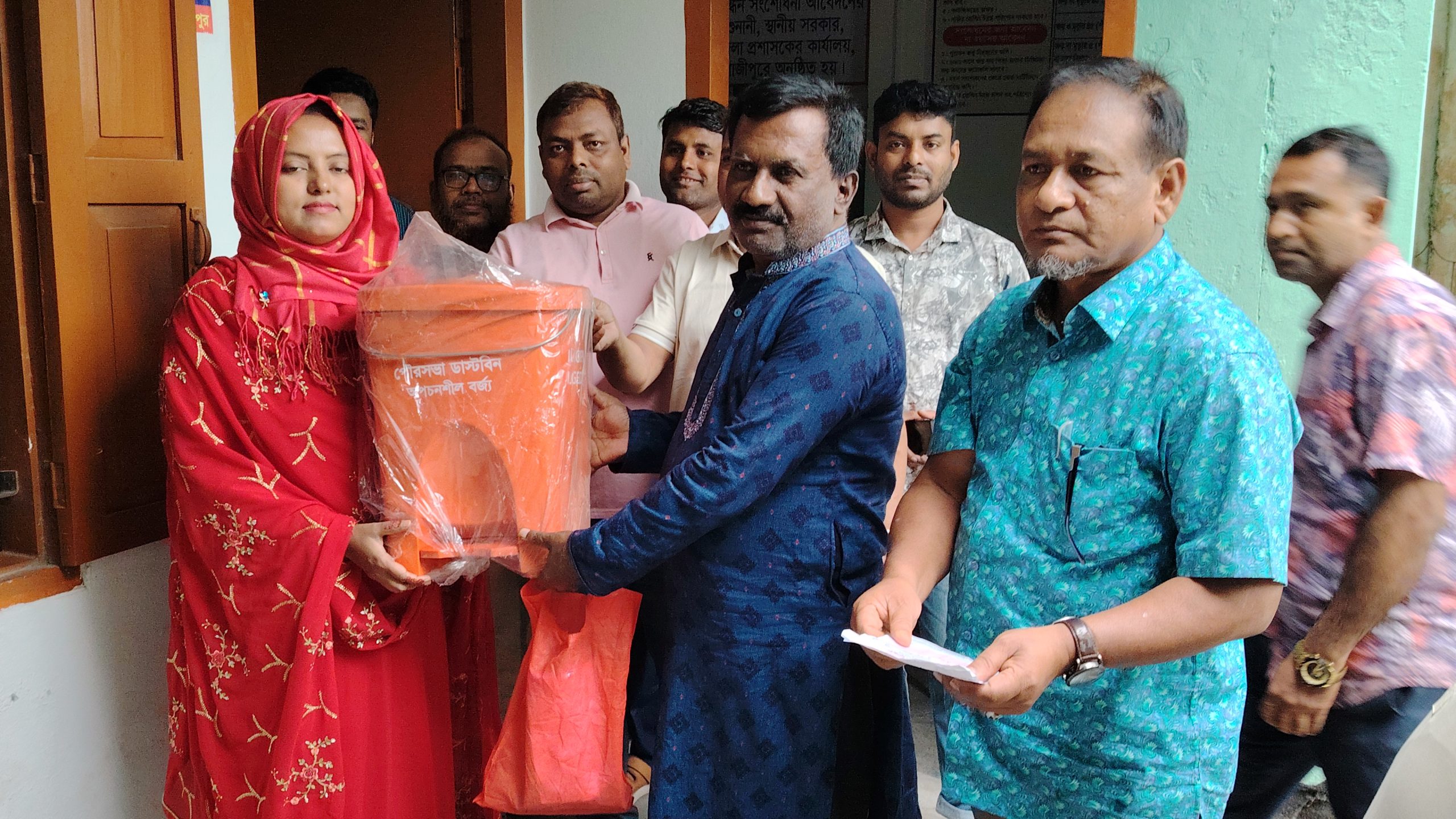 কর পরিশোধে মিলছে ডাস্টবিন কালীগঞ্জে পরিচ্ছন্নতা সচেতনতায় পৌর প্রশাসকের ব্যতিক্রমী উদ্যোগ