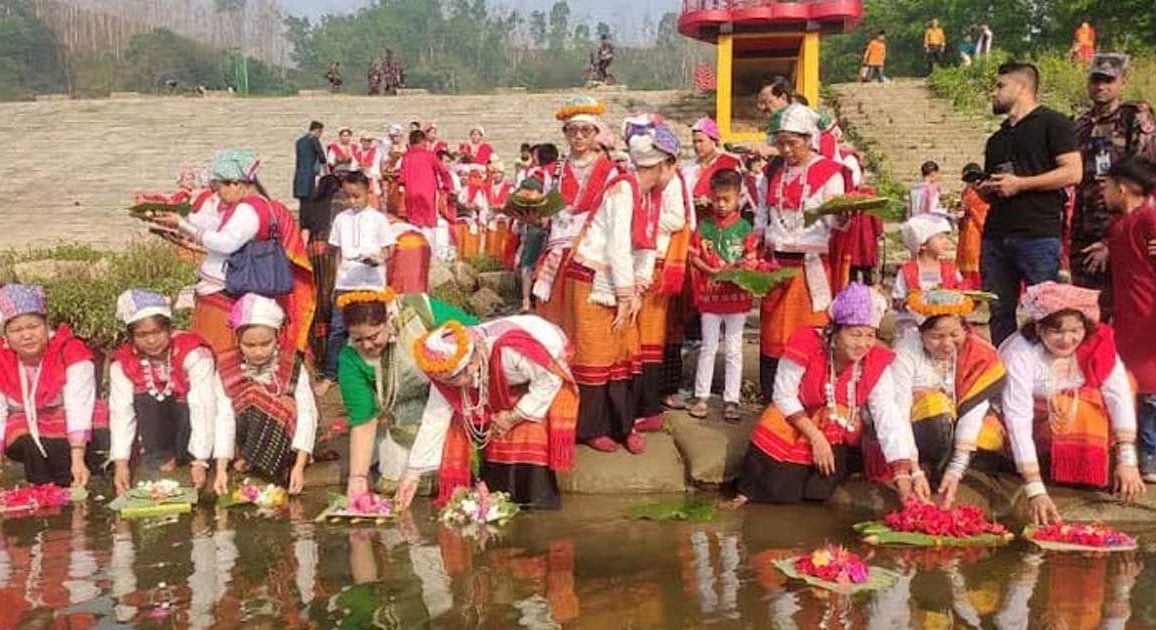 পাহাড়ে  চলছে বৈসাবি মেলা