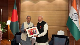 মোদির হাত থেকে গোল্ড মেডেল নেওয়ার ছবি উপহার দিলেন প্রধান উপদেষ্টা