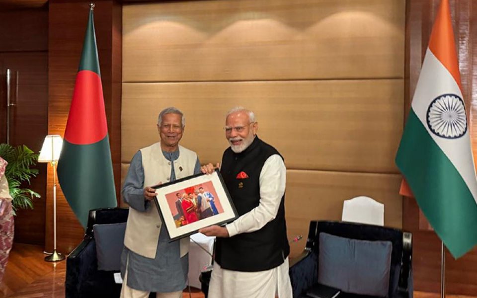মোদির হাত থেকে গোল্ড মেডেল নেওয়ার ছবি উপহার দিলেন প্রধান উপদেষ্টা