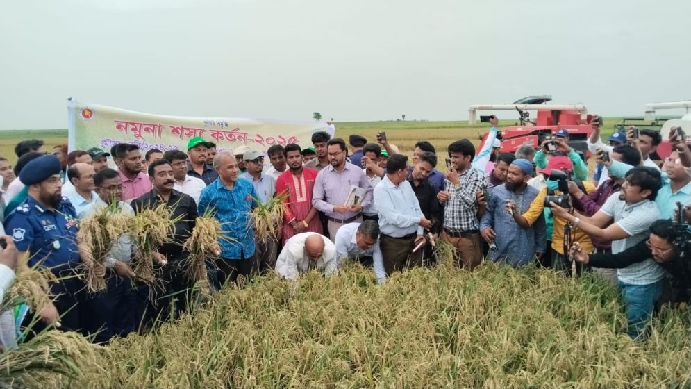 আপনি ঘুমাইতেছেন , নির্বাহী প্রকৌশলীকে ফোনে বলেন  স্বরাষ্ট্র উপদেষ্টা