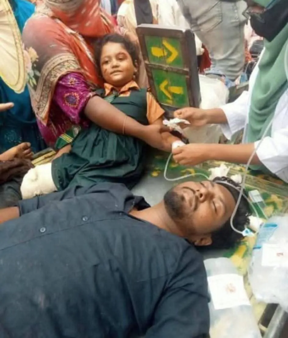 বাঘায় বাস-মোটরসাইকেলের মুখোমুখি সংঘর্ষে পা হারালেন বাবা-মেয়ে