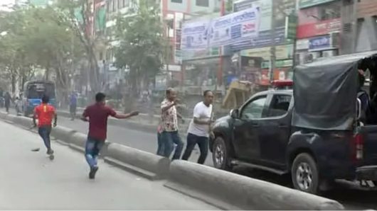 আইভীকে গ্রেপ্তার করে নিয়ে যাওয়ার পথে পুলিশের গাড়িবহর ও কর্মী সমর্থকদের উপর দুর্বৃত্তদের হামলা