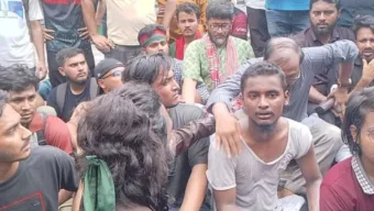 তিন দফা দাবিতে প্রধান উপদেষ্টার যমুনার উদ্দেশে জবি শিক্ষক শিক্ষার্থীদের লংমার্চ : পুলিশের টিয়ারগ্যাস ও সাউন্ড গ্রেনেড নিক্ষেপ