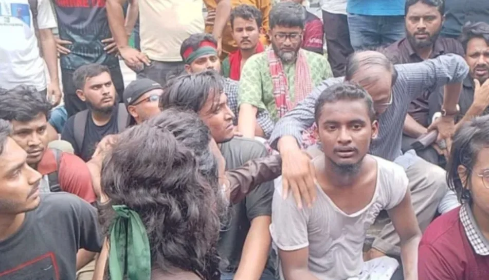 তিন দফা দাবিতে প্রধান উপদেষ্টার যমুনার উদ্দেশে জবি শিক্ষক শিক্ষার্থীদের লংমার্চ : পুলিশের টিয়ারগ্যাস ও সাউন্ড গ্রেনেড নিক্ষেপ