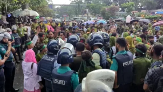 নার্সিং কলেজ শিক্ষার্থীদের শাহবাগ অবরোধ, যান চলাচল বন্ধ