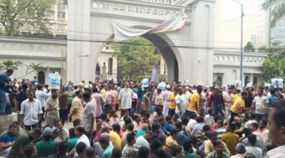 ইশরাকের শপথের দাবিতে টানা চতুর্থ দিন চলছে নগরভবনের সামনে বিক্ষোভ
