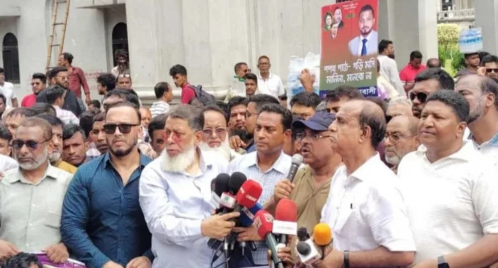 নগর ভবনের গেটে তালা, উপদেষ্টা আসিফের পদত্যাগ দাবি