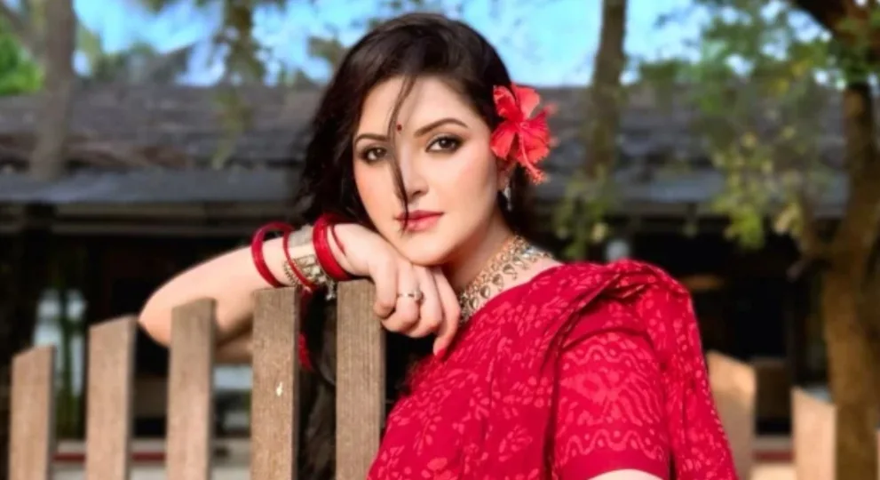 নিজেকে আড়াল করে জীবনটা উপভোগ করতে চান পরীমণি!