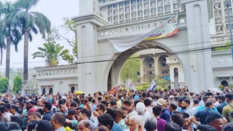 নগর ভবনের সামনে ৬ষ্ঠ দিনের মতো বিক্ষোভ করছে ইশরাক সমর্থকেরা