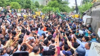 ব্যারিকেড ভেঙে ইসি ভবনের সামনে এনসিপি নেতাকর্মীরা
