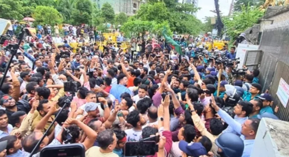 ব্যারিকেড ভেঙে ইসি ভবনের সামনে এনসিপি নেতাকর্মীরা