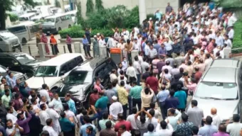 কালাকানুন’র প্রতিবাদে সচিবালয়ে দপ্তর ছেড়ে কর্মচারীদের বড় ধরনের বিক্ষোভ