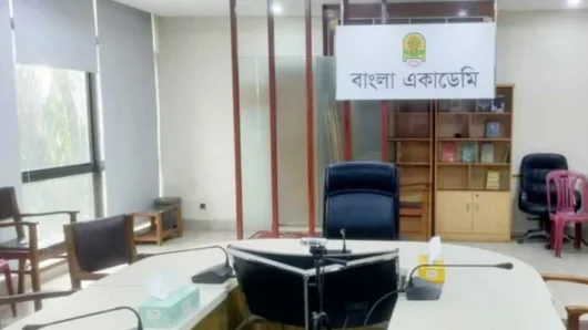 মাত্র ৫ সাংবাদিক উপস্থিত : ফারুকীর সংবাদ সম্মেলন স্থগিতের ব্যাখ্যা দিলো বাংলা একাডেমি