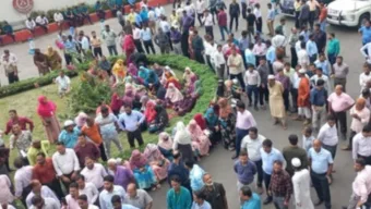 সচিবালয়ের সব প্রবেশপথ বন্ধ, কর্মচারীদের বিক্ষোভ