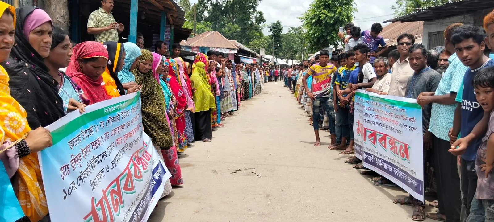 জলঢাকায় চেয়ারম্যানের উপর হামলা ও মিথ্যা মামলা প্রত্যাহারের দাবীতে মানববন্ধন 