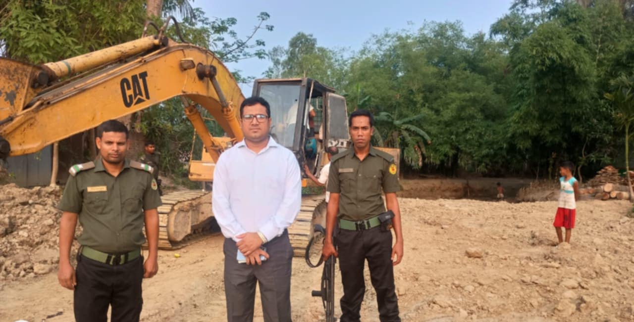 পুঠিয়ায় অবৈধভাবে পুকুর খনন বন্ধে ইউএনও’র অভিযান