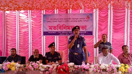 বানেশ্বর মহাসড়কে যানজট ও দুর্ঘটনা রোধে পবা হাইওয়ে পুলিশের মতবিনিময়  